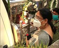 সৌমিত্র চট্টোপাধ্যায়ের শেষযাত্রায় মানুষের ঢল, কেওড়াতলায় গান স্যালুটে চিরবিদায়