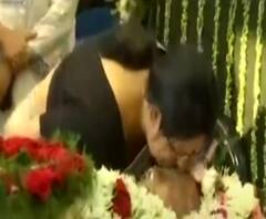 হাসপাতালে ভর্তি থেকে শেষযাত্রা, ‘সহযোদ্ধা’ কন্যা পৌলমীর স্নেহচুম্বনেই অমৃতলোকে পাড়ি সৌমিত্রর