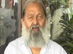 Haryana के स्वास्थ्य मंत्री Anil Vij ने Ambala के अस्पताल में लगवाया Vaccine का टीका 