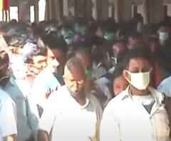 'কী সিস্টেম চলছে এটা, আরও তো বিপদ বাড়বে' ভিড়ে ধাক্কা খেতে খেতে বৃহস্পতিবার ক্ষোভ উগড়ে দিলেন রেলযাত্রীরা