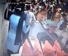 मॉल के सिक्योरिटी गार्ड को पीटा, कैमरे में कैद हुई वारदात | Purab Pashchim 