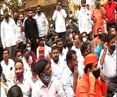 MNS March against Inflated Power Bills | मनसेचा पुण्यातील फरासखाना पोलीस ठाण्यासमोर ठिय्या