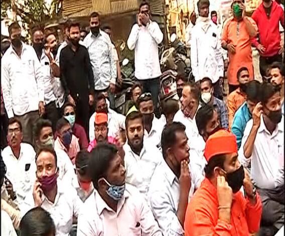 MNS March against Inflated Power Bills | मनसेचा पुण्यातील फरासखाना पोलीस ठाण्यासमोर ठिय्या