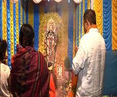 আলোক আনন্দ ২০২০: কাঁচরাপাড়ায় বিজেপি নেতা মুকুল রায় মগ্ন শক্তির দেবীর আরাধনায় 