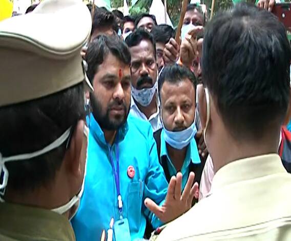 नागपुरात स्वाभिमानी शेतकरी संघटनेचं नितीन गडकरींच्या घराबाहेर आंदोलन; आंदोलक पोलिसांच्या ताब्यात