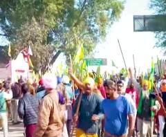 Delhi Chalo Andolan: पुलिस ने किसानों पर दागे आंसू गैस के गोले, समझाने की भी हुई कोशिश