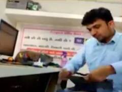 રાજકોટઃ બોગસ આધારકાર્ડ મામલે કોગ્રેસ કાર્યાલયના મંત્રી વિરલ ભટ્ટની કરાઇ અટકાયત