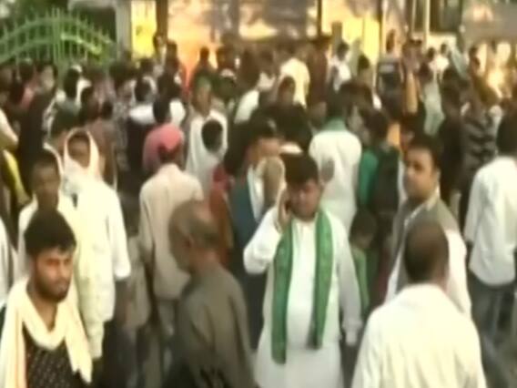 Bihar Election Results : RJD के खेमे में मनाया जा रहा है जश्न 