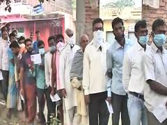 Bihar Election 2020: Parsa विधानसभा सीट पर मतदान के लिए लंबी कतार