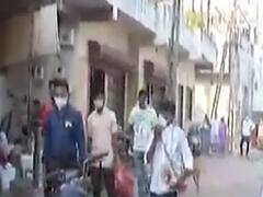 વડોદરામાં રાત્રી કર્ફ્યૂ અગાઉ પાલિકાની ટીમ ઘરે ઘરે જઇને લોકોને કરી રહી છે જાગૃત