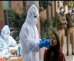 नोएडा बॉर्डर पर डीएम के आदेश पर हो रहे कोरोना टेस्ट, एक शख्स की रिपोर्ट पॉजिटिव | ABP Ganga 