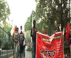 Bharat Bandh Nov 26: হাওড়া মেন লাইনে ট্রেন চলাচলে বিঘ্ন, সরকারি বাস আটকে বারাসাতে অবরোধ