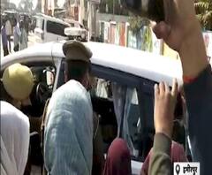 शोहदों से परेशान पीड़िता ने IG की गाड़ी रोकी