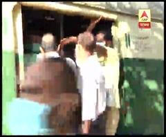 করোনার আতঙ্ক ভুলেই লোকাল ট্রেনে ওঠার হাড্ডাহাড্ডি লড়াই, প্ল্যাটফর্মেও পদে পদে 'বিধিভঙ্গ'