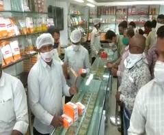 Diwali 2020 | फटाक्याचा खर्च टाळून जळगावकरांची मिठाई खरेदीला पसंती