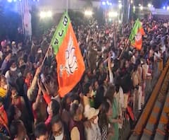 Bihar Election 2020 | बिहारमधील विजयाचं सेलिब्रेशन, दिल्ली भाजप कार्यालयाबाहेर कार्यकर्त्यांची गर्दी 