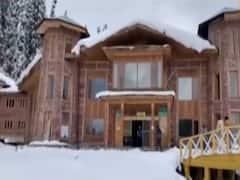 Beautiful visuals of tourists enjoying snowfall in Kashmir's Pahalgam