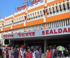 শিয়ালদা স্টেশনে যাত্রীদের মাস্ক-স্যানিটাইজার বিলি তৃণমূল পরিচালিত শ্রমিক সংগঠনের 