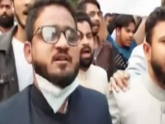 France के खिलाफ AMU में हुए प्रदर्शन पर विवाद, छात्र नेता पर केस दर्ज