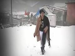 Gulmarg में बर्फबारी से लौटी रौनक, कोरोना काल में भी घूमने पहुंचे पर्यटक