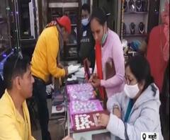 Diwali पर सजा Mussoorie का बाजार, दुकानों पर लगी ग्राहकों की भीड़