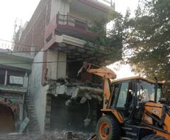 Yogi सरकार का 'ऑपरेशन नेस्तनाबूद', अब Dilip Mishra के कॉम्प्लेक्स पर चला बुलडोजर| Ganga Prime 