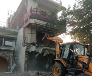 Yogi सरकार का 'ऑपरेशन नेस्तनाबूद', अब Dilip Mishra के कॉम्प्लेक्स पर चला बुलडोजर| Ganga Prime 