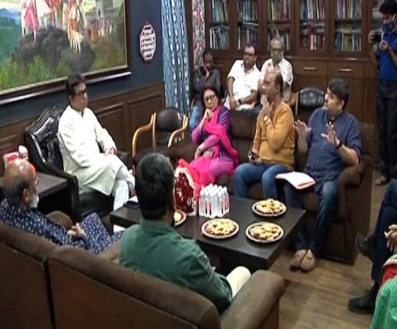 TOP 50 | नाट्य कलाकार, निर्माते आणि दिग्दर्शकांकडून राज ठाकरेंची भेट | बातम्यांचे अर्धशतक 