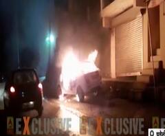 खड़ी कार में लगी आग, मची अफरातफरी