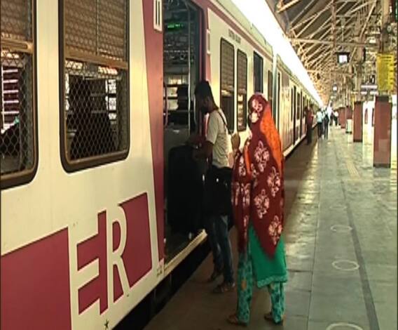 অফিস টাইমে আজ প্রায় ১০০ শতাংশ লোকাল, হাওড়া-শিয়ালদার পরিস্থিতি বদলালো কি? দেখুন আনন্দ সকালে (১) 