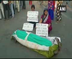 নীতীশের শপথের আগে পটনায় তরুণীকে পুড়িয়ে মারল ইভটিজাররা, দেহ নিয়ে অবরোধ পরিবারের