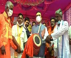 Suvendu Adhikari in Nandigram: রাজনীতি নয়, রাসের মঞ্চে ঢোল বাজিয়ে শুভেন্দু বললেন 'হরে কৃষ্ণ'