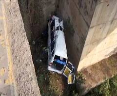 Satara Bus Accident | पुणे-बंगळुरू महामार्गावर मिनी बस नदीत कोसळली, 5 जणांना मृत्यू 