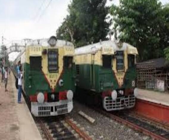 আনন্দ সকাল (২): লোকাল ট্রেন চালানো নিয়ে কাটল জট, আগামী বুধবার থেকে চালু পরিষেবা