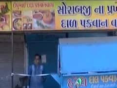 અમદાવાદ:  જુના વાડજમાં ખાણીપીણીની બે દુકાનો પર સોશિયલ ડિસ્ટન્સ ન જળવાતા AMCએ કરી સીલ