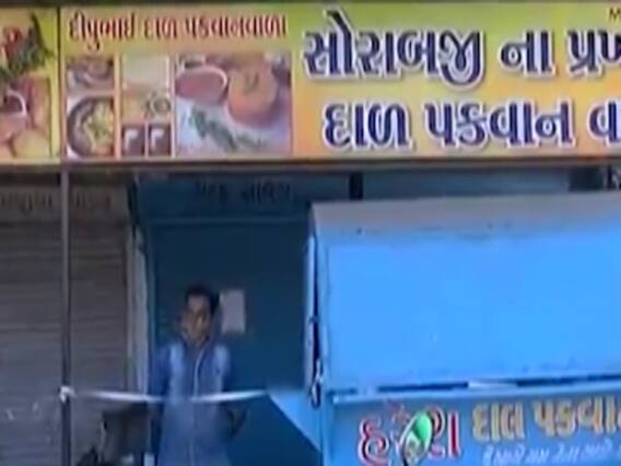 અમદાવાદ:  જુના વાડજમાં ખાણીપીણીની બે દુકાનો પર સોશિયલ ડિસ્ટન્સ ન જળવાતા AMCએ કરી સીલ