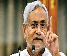 মধুবনীর হরলাখিতে নির্বাচনী জনসভায় নীতীশ কুমারকে লক্ষ্য করে পেঁয়াজ, ইট