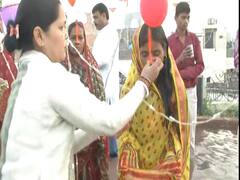 Delhi: कोरोना काल में घाट की जगह घर की छतों पर मनाई गई छठ