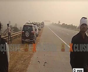 Yamuna Expressway पर भीषण हादसा, धुंध के कारण 8 गाड़ियां आपस मे भिड़ीं| ABPGanga 