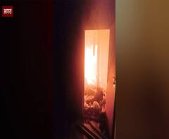 Agra में आचार फैक्ट्री में आग लगने से मचा हाहाकार, लाखों का माल जलकर खाक| abp Ganga 