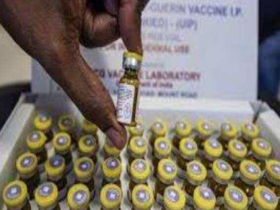 UK में लगा कोरोना का पहला टीका, यह महिला बनीं वैक्सीन पाने वाली पहली शख्स | मास्टर स्ट्रोक 