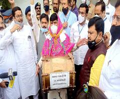 Mumbai | गोपीचंद पडळकरांचा हटके आंदोलनानं राजकीय ड्रामा, गळ्यात ढोल, धनगरी पोषाख, हातात फलक!