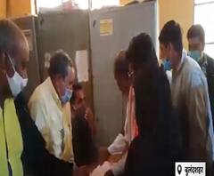 नगरपालिक बैठक में हो रही थी तीखी नोंकझोंक, बैठक के दौरान बेहोश हो गए ईओ | ABP Ganga 