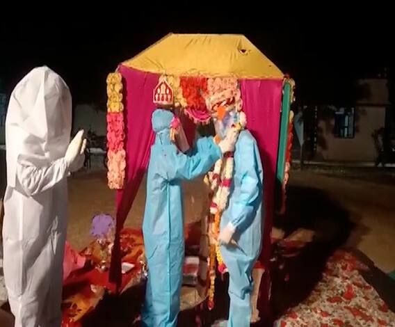 Rajsthan | अजब लग्नाची गजब गोष्ट ; चक्क पीपीई कीट घालून सप्तपदी