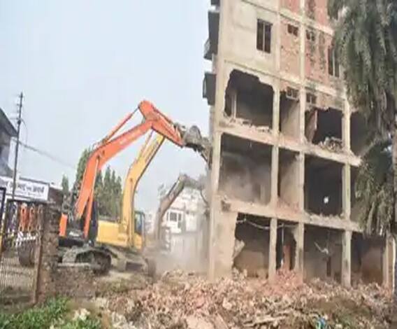 Mukhtar के गुर्गे पर कार्रवाई, महज 6 सेकेंड में 6 मंजिला इमारत मिट्टी में मिल गई| ABPGanga 