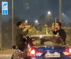 मुंबईत चालत्या कारच्या खिडकीत बसून तरुणांचं मद्यप्राशन, टवाळखोरांवर मुंबई पोलिसांकडून कारवाई