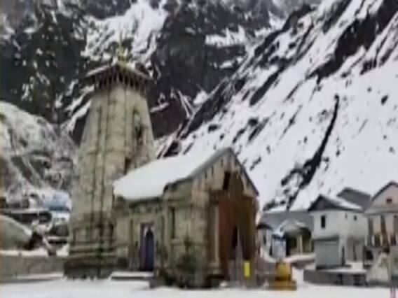 Uttarakhand में भारी बर्फबारी के बाद Kedarnath और आसपास के इलाकों में उमड़े सैलानी 