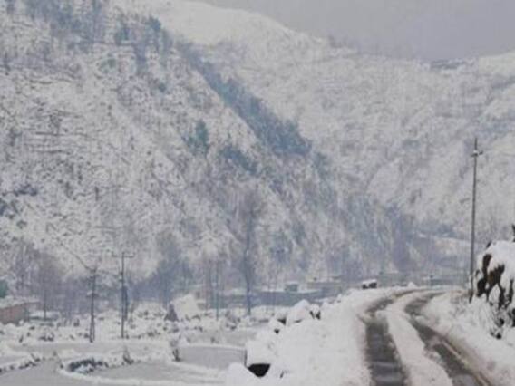 देखें कैसे बर्फबारी से परेशान हुए सैलानी ? | Namaste Bharat