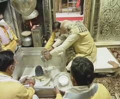 बाबा विश्वनाथ के दरबार में पीएम ने टेका माथा