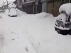 Closed roads due to Heavy Snowfall in J&K creates trouble for locals